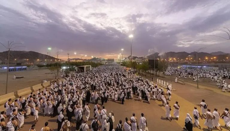 ضيوف الرحمن ينفرون من عرفات إلى مزدلفة ضيوف الرحمن ينفرون من عرفات إلى مزدلفة