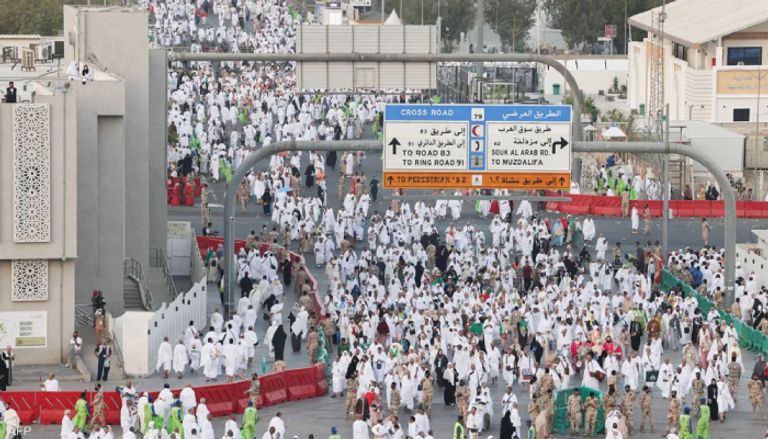 ضيوف الرحمن ينفرون من عرفات إلى مزدلفة ضيوف الرحمن ينفرون من عرفات إلى مزدلفة