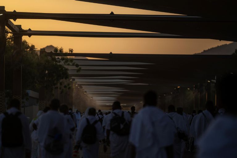 ضيوف الرحمن ينفرون من عرفات إلى مزدلفة ضيوف الرحمن ينفرون من عرفات إلى مزدلفة