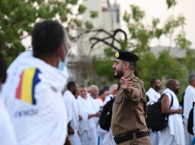 ضيوف الرحمن ينفرون من عرفات إلى مزدلفة ضيوف الرحمن ينفرون من عرفات إلى مزدلفة