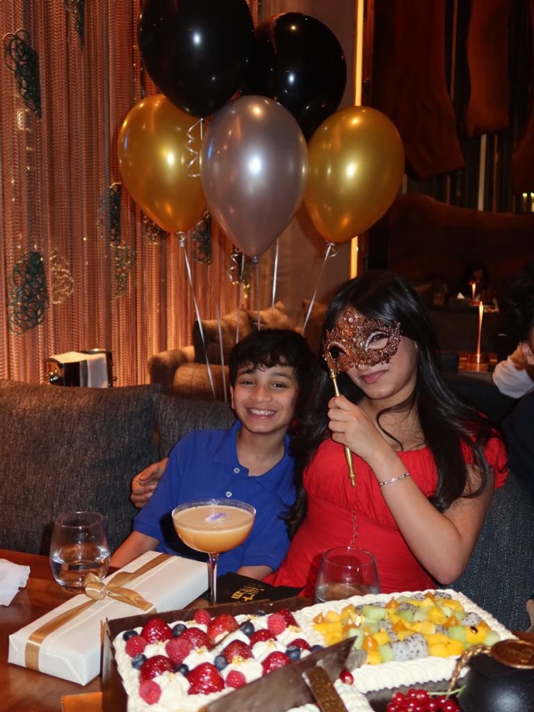 نهى نبيل تحتفل بتخرج ابنتها دانة 