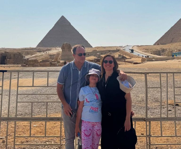 ريا أبي راشد أمام الأهرامات