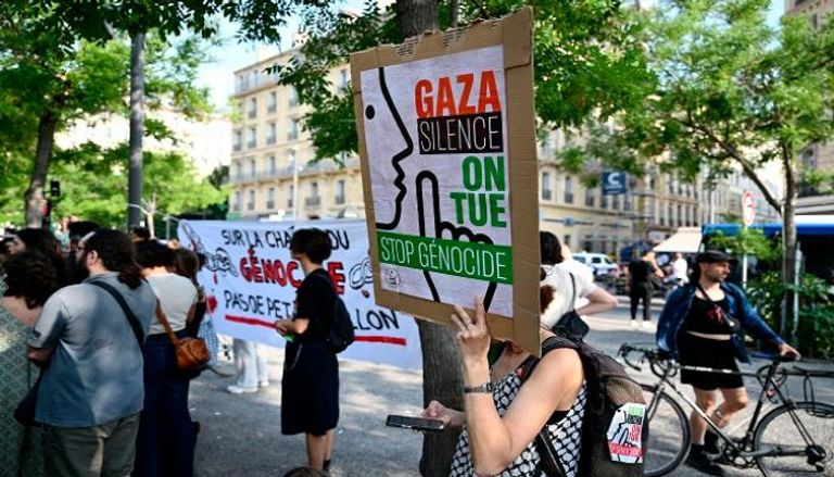مظاهرة في مرسيليا خلال تجمع احتجاجي ضد شحن قطع غيار المعدات العسكرية إلى إسرائيل