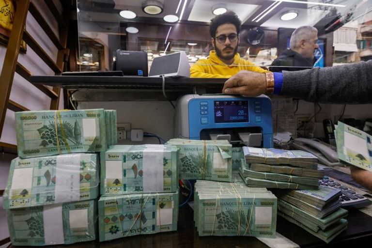 الليرة اللبنانية والدولار الأمريكي - أرشيفية