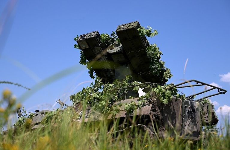 الدفاعات الروسية تطلق صاروخا