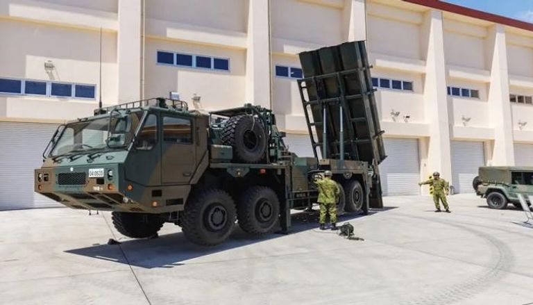 جنود يابانيون بجوار صواريخ مضادة للسفن