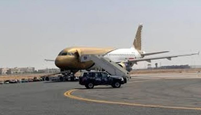هبوط طائرة بمطار الكويت
