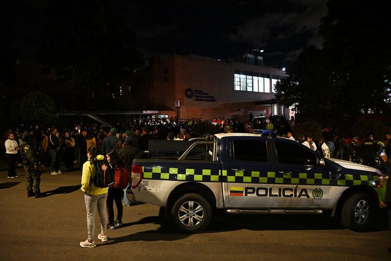 عنصر أمن يحرس عيادة يتلقى فيها السيناتور ميغيل أوريبي تورباي العلاج