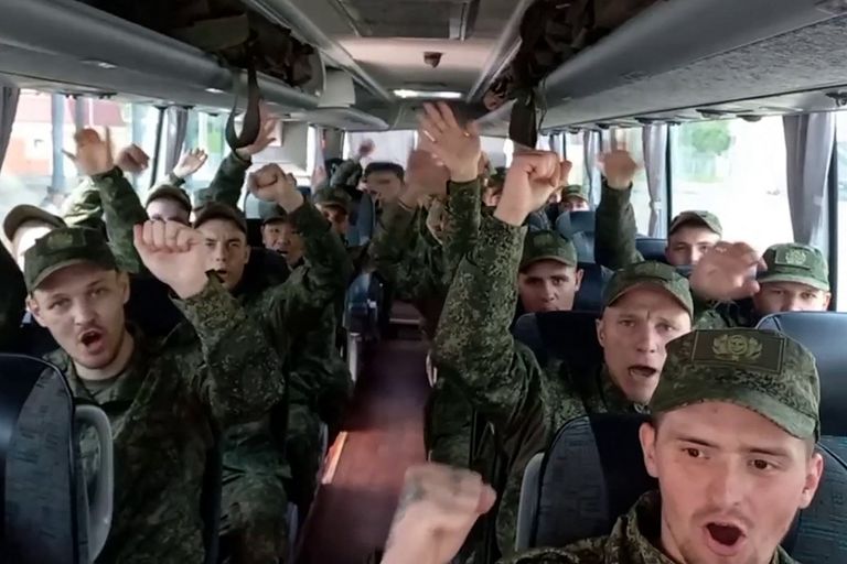 أسرى حرب روس إلى حافلة بعد عملية تبادل