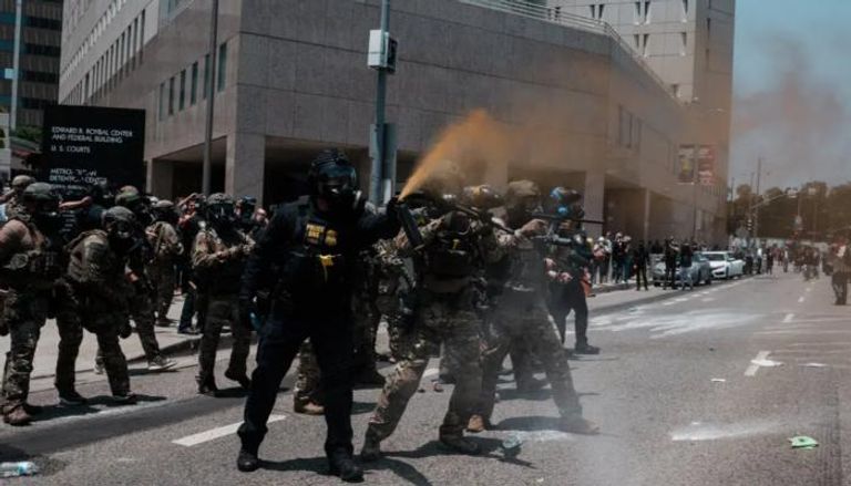 قوات الحرس الوطني وإنفاذ القانون في مواجهة المحتجين في لوس أنجلوس