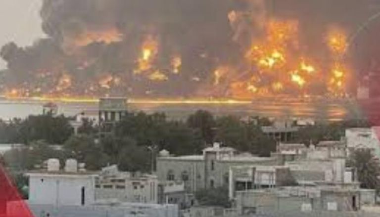آثار القصف الإسرائيلي على ميناء الحديدة