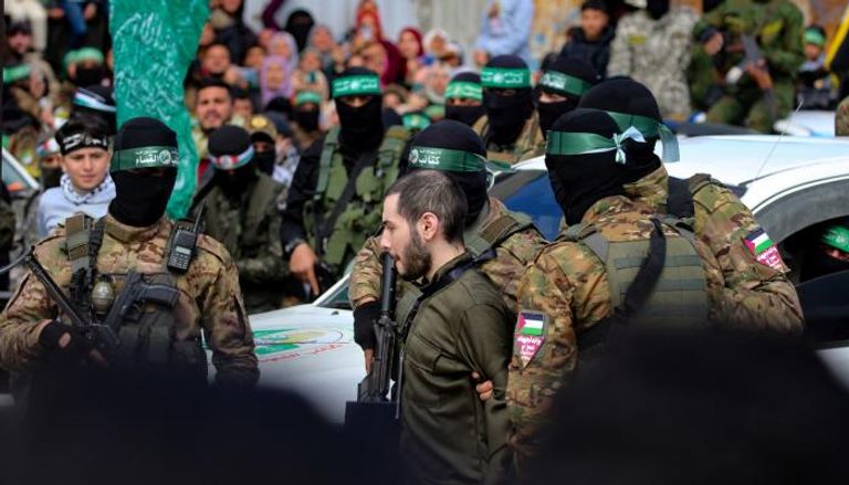 مسلحون من الجناح العسكري لحماس خلال عملية تبادل سابقة