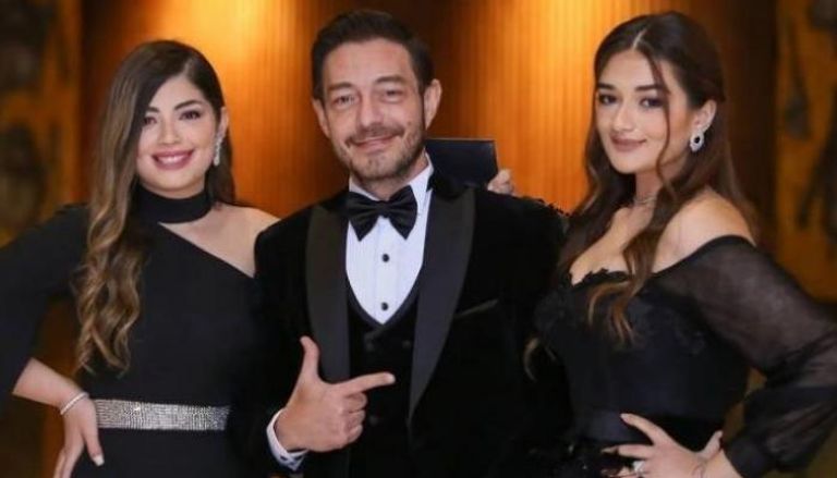أحمد زاهر وبناته ملك وليلى