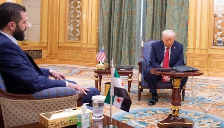 الرئيسان الأمريكي دونالد ترامب والسوري أحمد الشرع في لقائهما بالسعودية