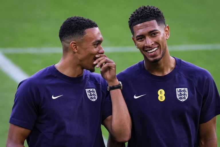 جود بيلينغهام وترنت ألكسندر أرنولد ترينت ألكسندر أرنولد وقميص ريال مدريد