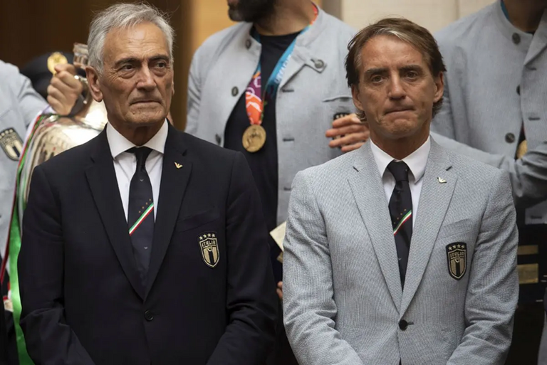 غابرييل غرافينا وروبيرتو مانشيني روبرتو مانشيني مدرب منتخب إيطاليا الأسبق