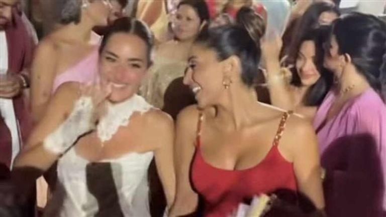 دينا الشربيني ترقص في زفاف أمينة خليل 