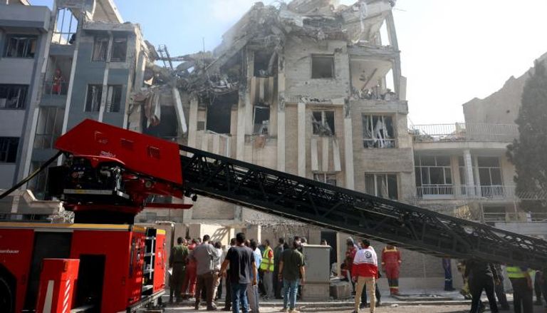 دمار في مبنى بطهران جراء غارة إسرائيلية
