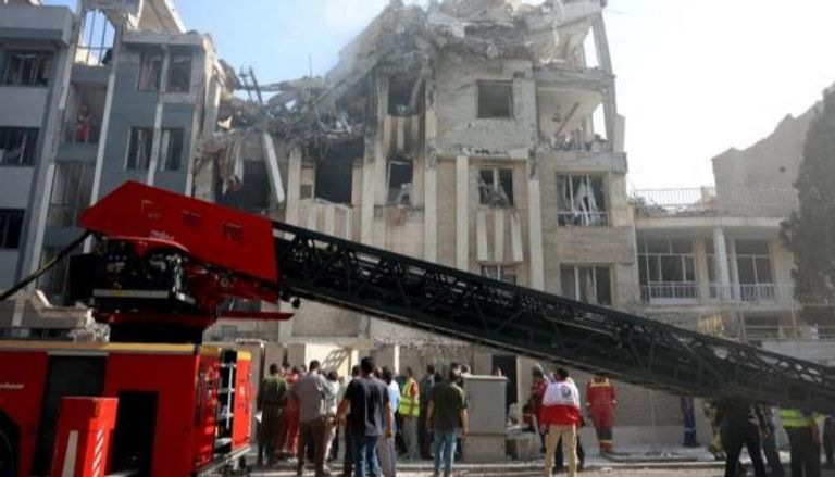 دمار في مبنى بطهران جراء غارة إسرائيلية