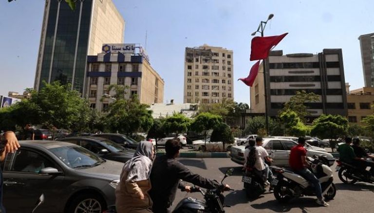 إيرانيون يعاينون أضرارا في مبنى بطهران جراء الغارات الإسرائيلية