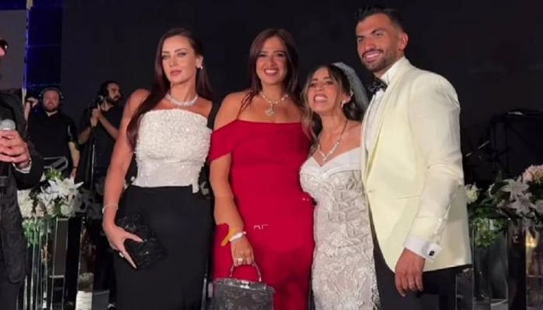 ياسمين عبدالعزيز مع العروسين