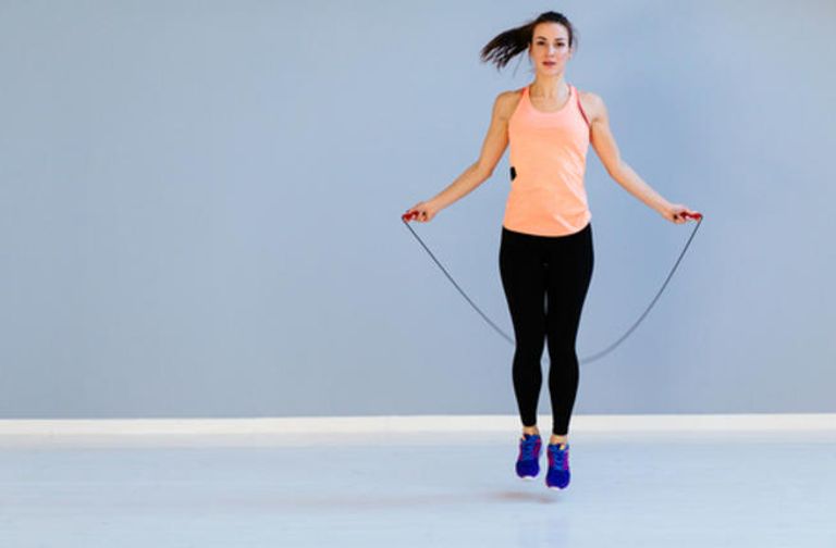 نط الحبل تمارين منزلية تساعد على شد الجسم