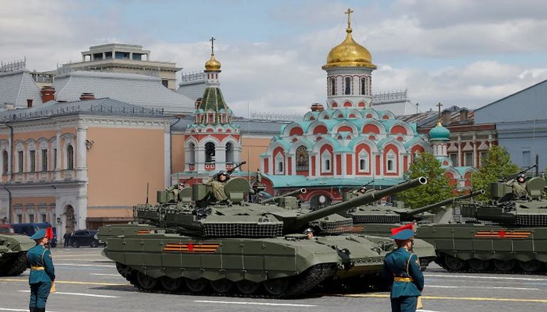 جندي أمريكي يمر بجوار دباية تأهبا للعرض العسكري