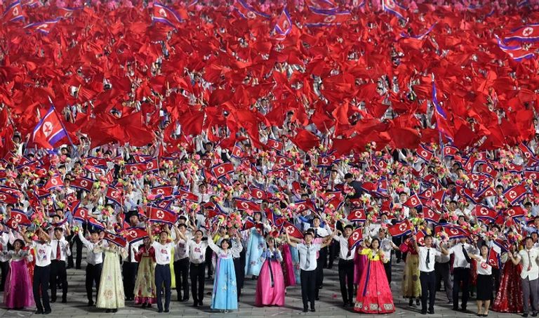 جندي أمريكي يمر بجوار دباية تأهبا للعرض العسكري