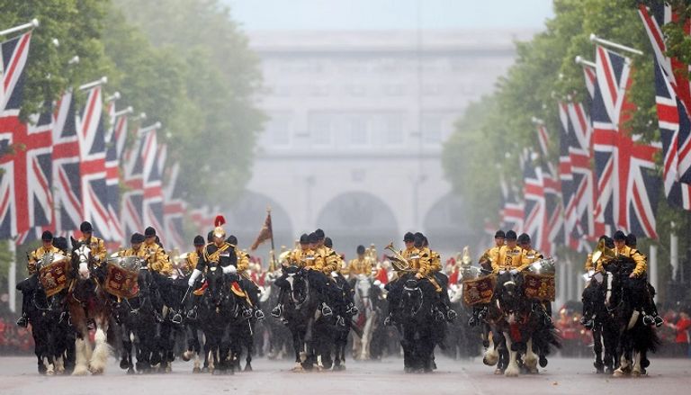 جندي أمريكي يمر بجوار دباية تأهبا للعرض العسكري