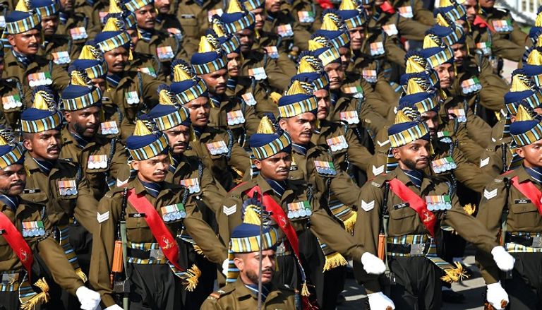 جندي أمريكي يمر بجوار دباية تأهبا للعرض العسكري