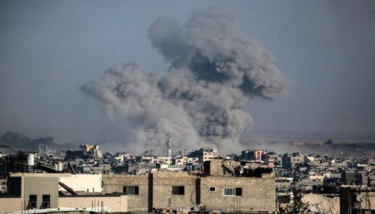 عمود من الدخان يتصاعد خلال غارة إسرائيلية على جباليا في شمال قطاع غزة