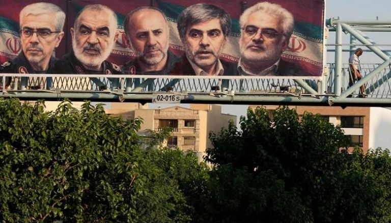 لوحة في طهران تعرض صورا للقادة والعلماء الذين قتلوا في الضربات الإسرائيلية