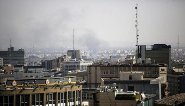 تصاعد الدخان بعد غارة إسرائيلية على طهران في إيران