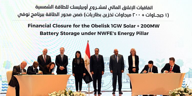 جانب من توقيع اتفاقية إغلاق مالي لمحطة طاقة شمسية مع سكاتك النرويجية