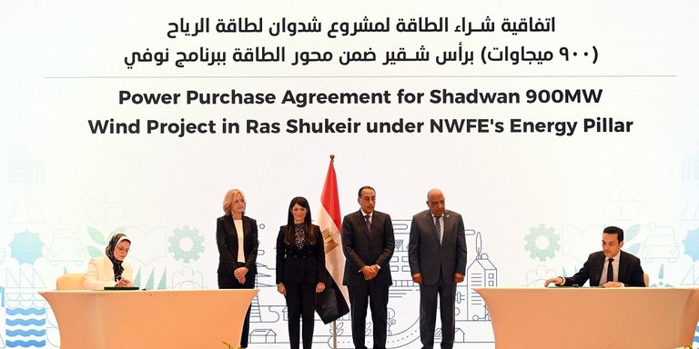 جانب من توقيع اتفاقية إغلاق مالي لمحطة طاقة شمسية مع سكاتك النرويجية