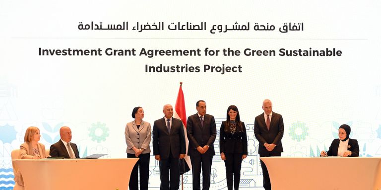 جانب من توقيع اتفاقية إغلاق مالي لمحطة طاقة شمسية مع سكاتك النرويجية