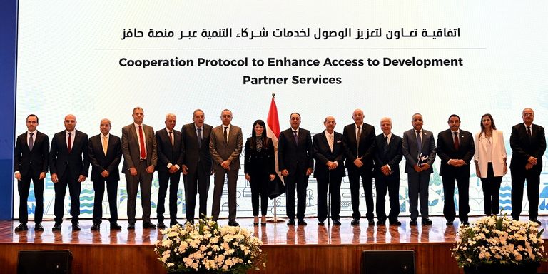 جانب من توقيع اتفاقية إغلاق مالي لمحطة طاقة شمسية مع سكاتك النرويجية