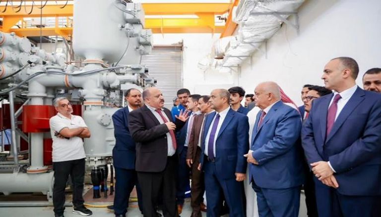 جانب من زيارة رئيس الحكومة اليمنية لمحطات الكهرباء في عدن