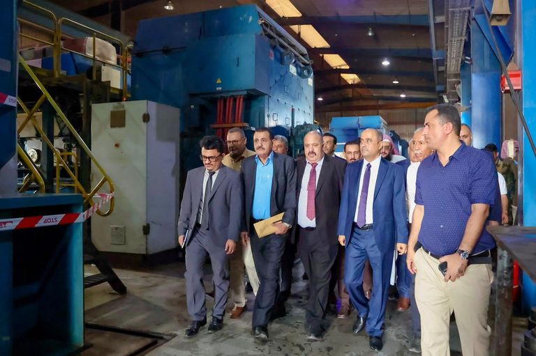 جانب من زيارة رئيس الحكومة اليمنية لمحطات الكهرباء في عدن