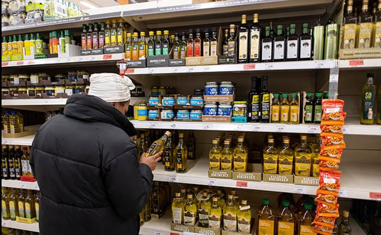 الإفراط في تناول زيت الزيتون قد يؤدي لمشاكل صحية خطيرة