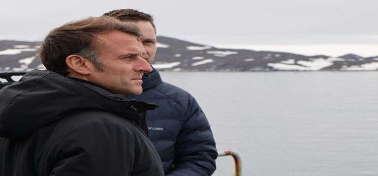 الرئيس الفرنسي يتوسط رئيسة وزراء الدنمارك ورئيس وزراء غرينلاند