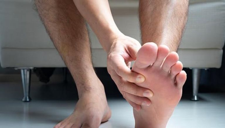 نصيحة طبية بحتمية فحص أقدامنا وأظافرنا بانتظام لأنها مؤشر على صحتنا العامة