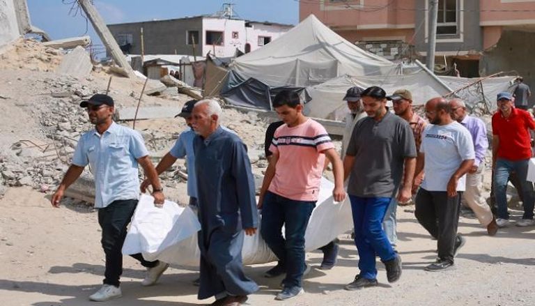 فلسطينيون يحملون جثمان شخص قُتل في غارة إسرائيلية