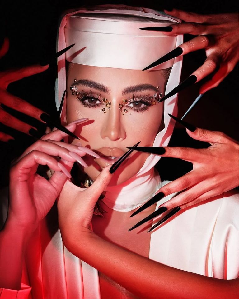 مايا دياب وإطلالة خارجة عن المألوف