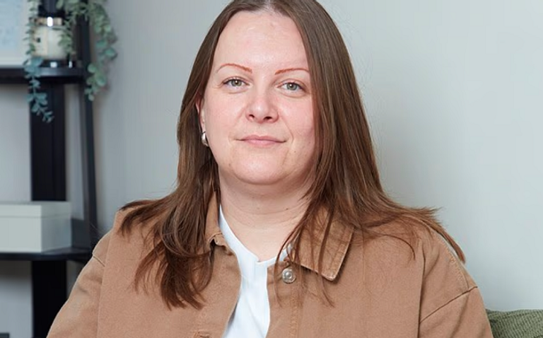 الأم البريطانية "كلير لوف" حقنة منع الحمل "ديبو-بروفيرا"