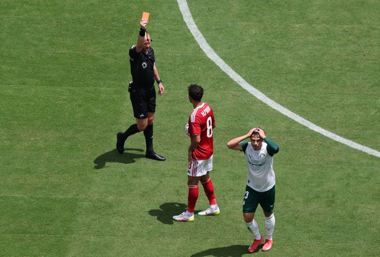 طرد لاعب بالميراس ضد الأهلي في كأس العالم للأندية 2025