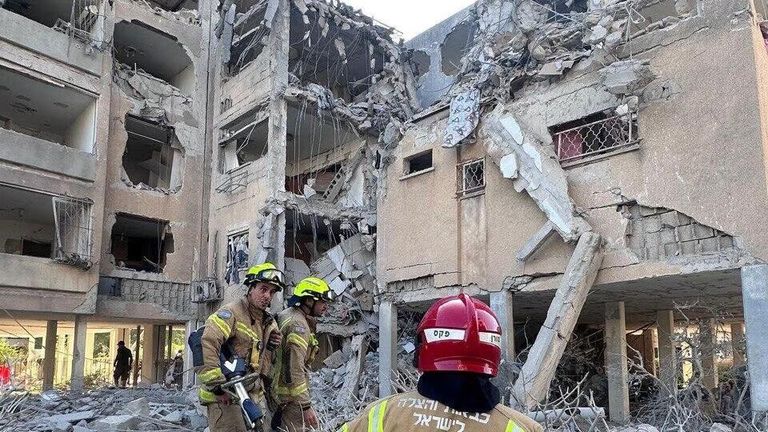 إسرائيليون يتفقدون الدمار في موقع هجوم صاروخي إيراني بتل أبيب