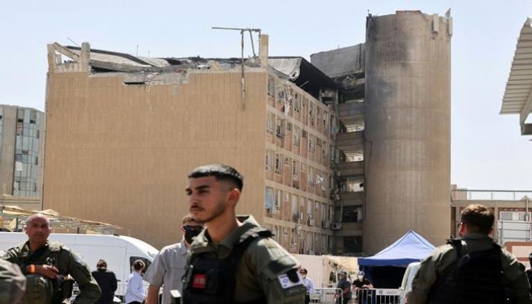 جنود إسرائيليون يقفون خارج مستشفى سوروكا في مدينة بئر السبع الجنوبية