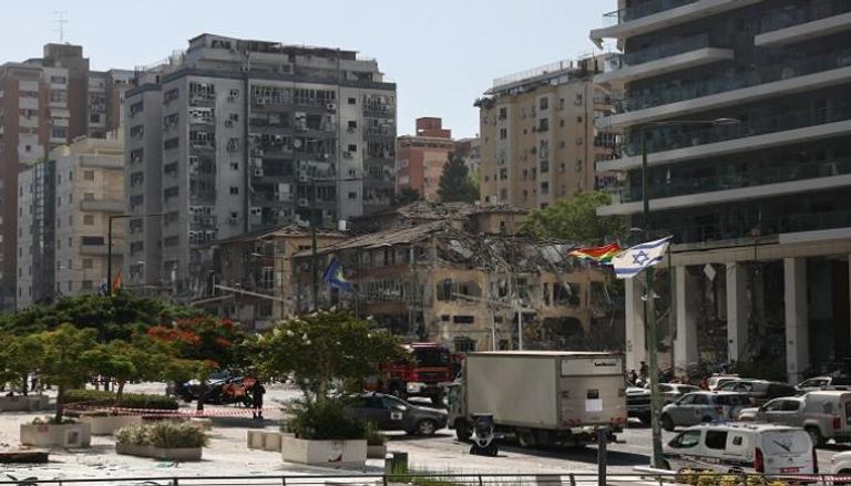 فرق طوارئ إسرائيلية تعمل في موقع هجوم صاروخي إيراني في رامات جان