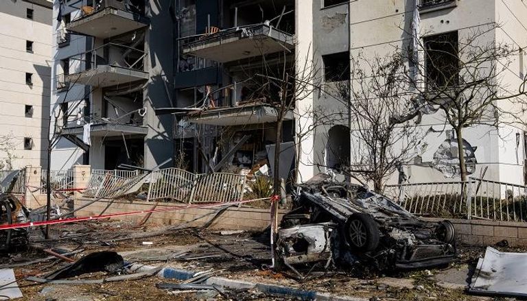 دمار في مبنى بإسرائيل جراء قصف إيراني سابق